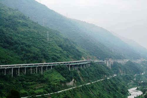 中国真正的天路 逆天工程雅西高速!